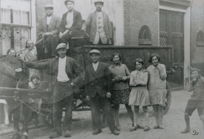 875744 Afbeelding van een paard en wagen van de Gebr. van der Werf (stalhouderij en goederenvervoer, Oranjestraat 60) ...
